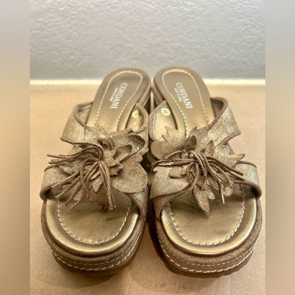 CORDANI WEDGE SANDALS FLOWER METALLIC GOLD SIZE 39 - Picture 2 of 5